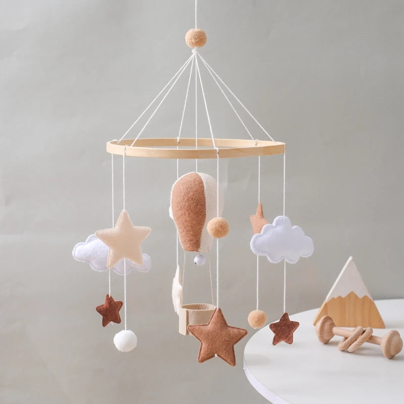 mobile bébé montgolfière nacelle feutre moelleux bois étoile nuage boules brun beige blanc table