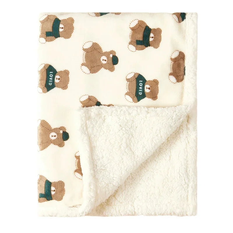 couverture bébé polaire moelleux ourson brun chandail casquette vert fond blanc crème