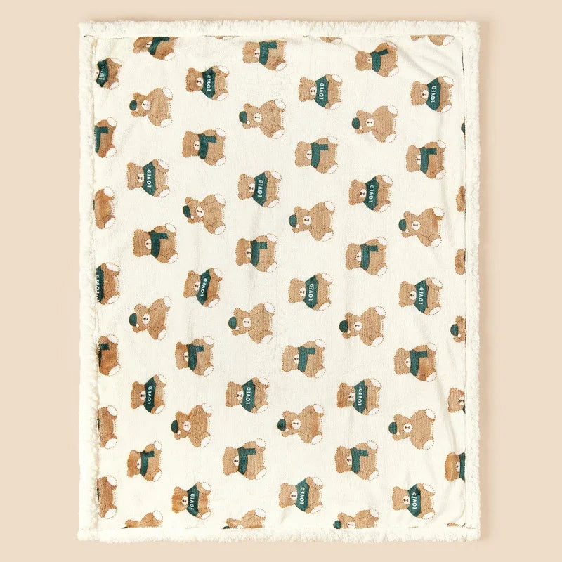 couverture bébé polaire ouverte moelleux ourson brun chandail casquette foulard vert fond blanc crème