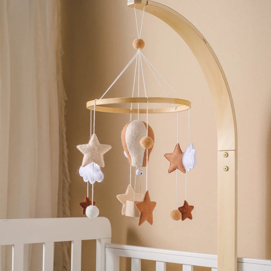 mobile bébé montgolfière feutre moelleux bois étoile nuage boules brun beige blanc