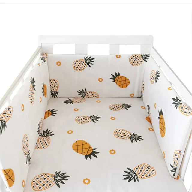 tour de lit tissu rembourré lavable ananas jaune brun vert fond blanc