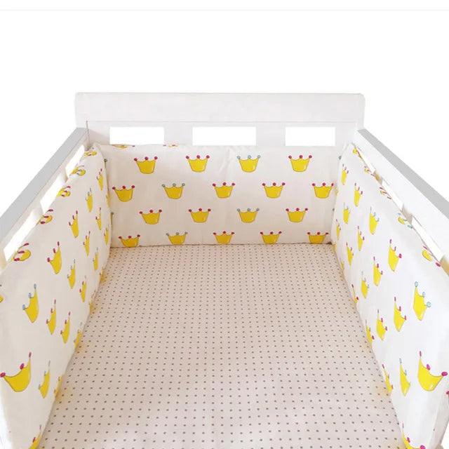 tour de lit tissu rembourré lavable couronne jaune rouge bleu fond blanc