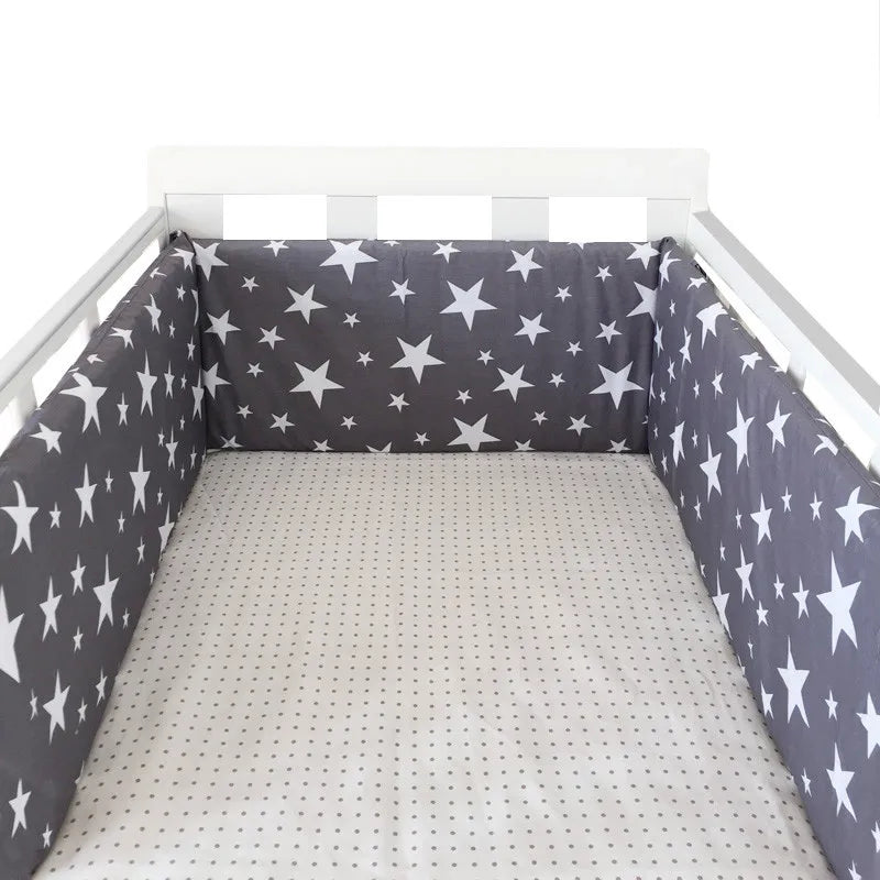 tour de lit tissu rembourré lavable étoiles blanches fond gris