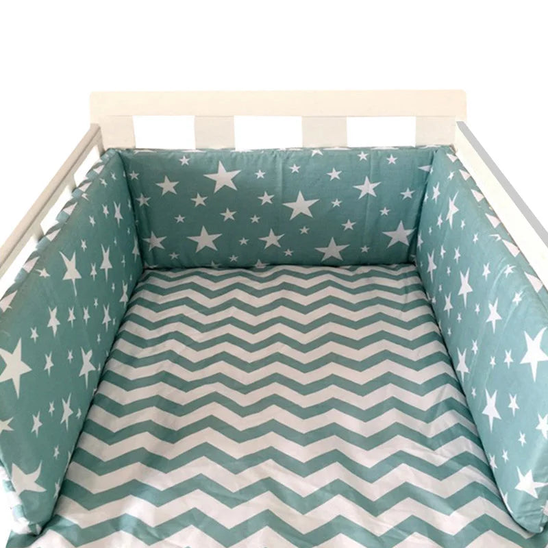 tour de lit tissu rembourré lavable étoiles blanches fond turquoise