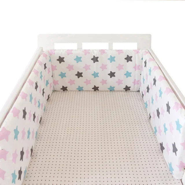 tour de lit tissu rembourré lavable étoiles gris rose bleu fond blanc