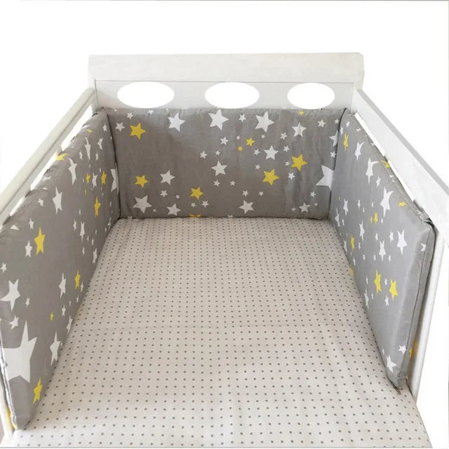tour de lit tissu rembourré lavable étoiles jaune blanc fond gris