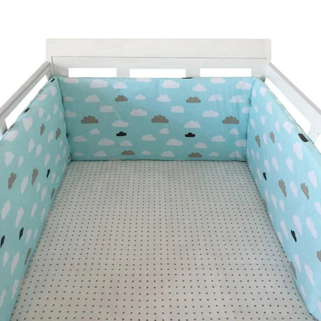 tour de lit tissu rembourré lavable nuages gris blanc noir fond bleu